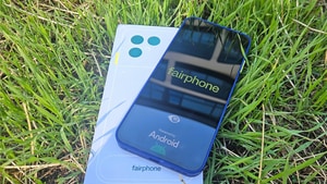 Aufnachme des Fairphone 6+ von oben im Gras liegend.