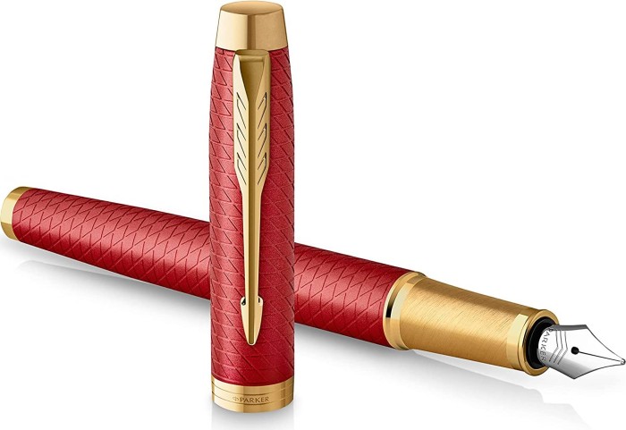 Parker IM Füller | Rote Premium-Lackierung mit goldenen Zierteilen | Füllfederhalter mit feiner Feder und blauer Tinte | Geschenkbox