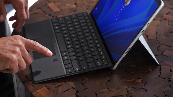 Microsoft Surface Pro Signature Keyboard schwarz, mit Fingerabdruck-ID, DE