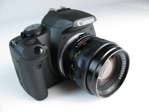 Canon EOS 500D z obiektywem EF-S 18-135mm 3.5-5.6 IS