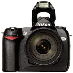 Nikon D70 czarny z obiektywem AF-S VR 24-120mm i lampa błyskowa SB-600