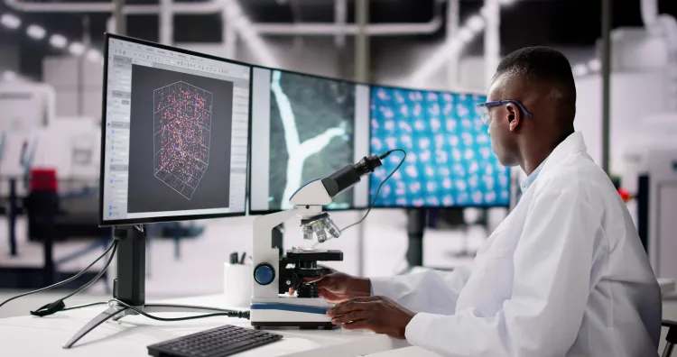 Wissenschaftler arbeitet an einer Computersimulation