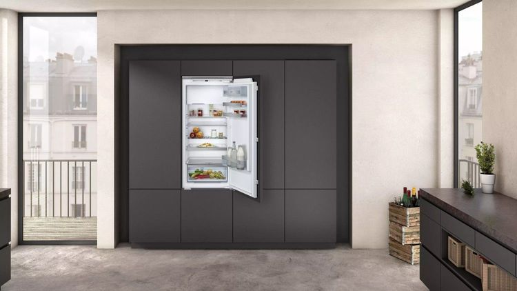 Offener Einbaukühlschrank in schwarzer Einbauküche