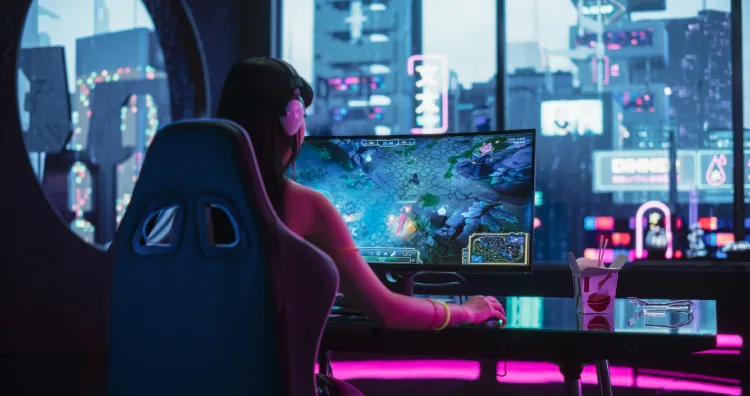 Gamerin spielt ein Computerspiel vor ihrem Fenster mit Aussicht auf eine futuristische Großstadt.