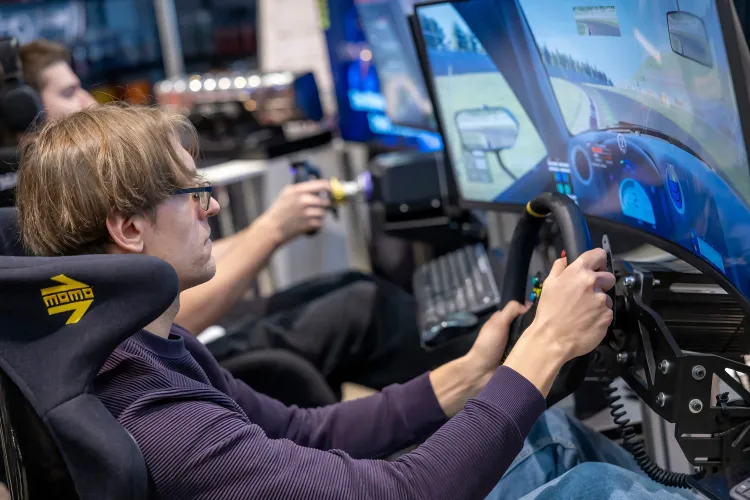 Gamer in einem Fahrtsimulator.