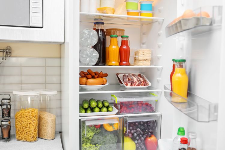 Geöffneter Kühlschrank mit Gemüse, Fleisch, Wurst, Getränken