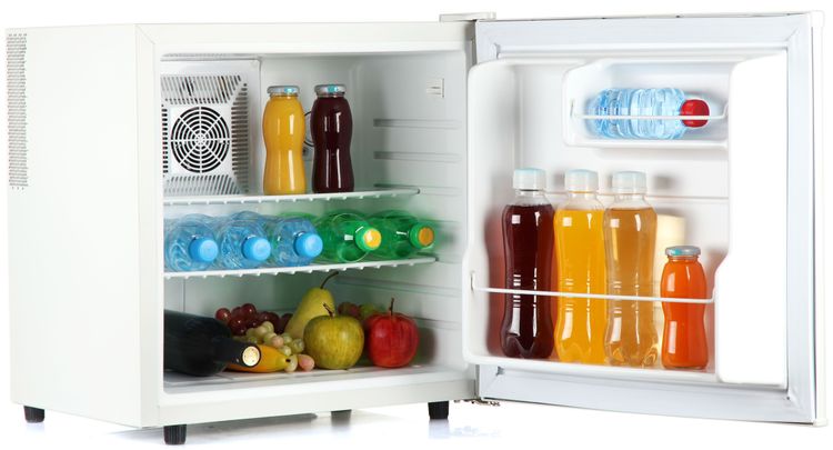 Offener Mini-Kühlschrank, gefüllt mit Getränken