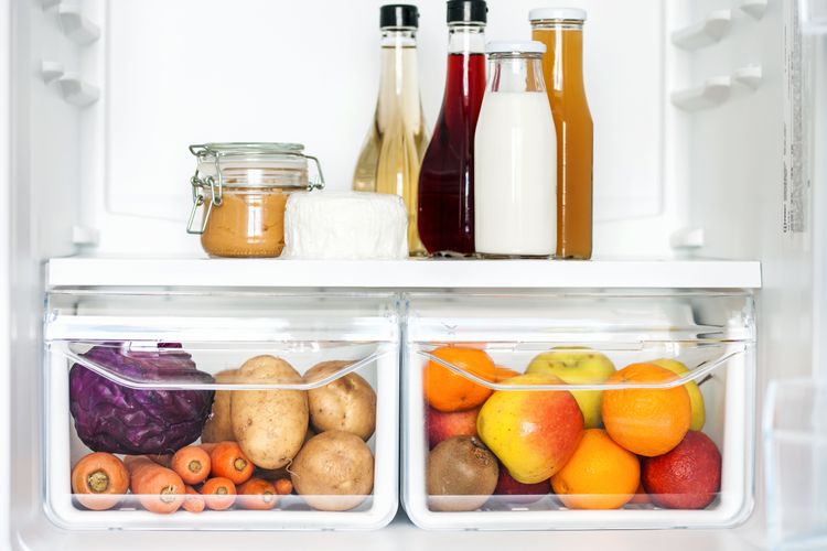 Kühlschrankinnenraum mit frischem Obst und Gemüse, gefüllten Glasbehältern und Flaschen