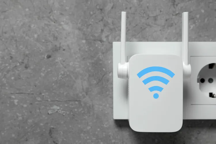 WLAN-Verstärker in einer Steckdose an der Wand.