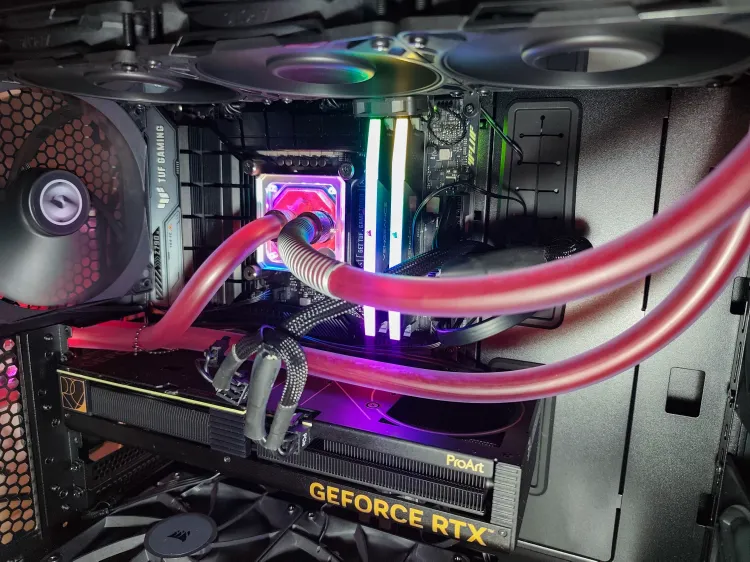 Die Schläuche einer Komplettwasserkühlung schlängeln sich durch ein PC-Gehäuse.