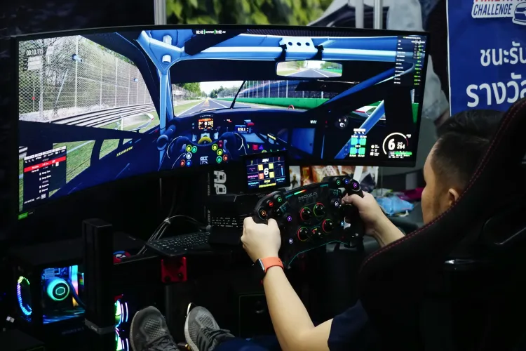Gamer in einem Fahrtsimulator