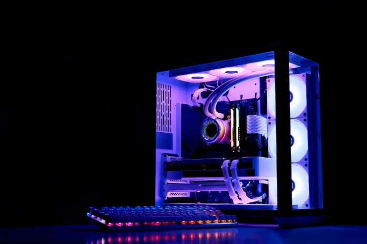 Desktop-PC-Gehäuse, im Inneren von farbigen LEDs beleuchtet