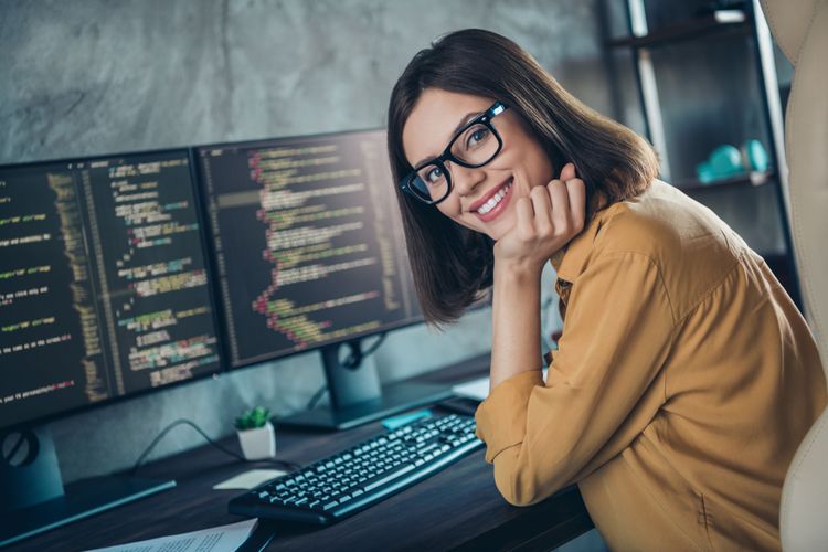 Frau arbeitet an Fullsize-Tastatur
