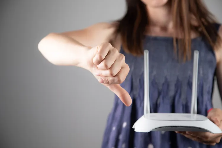 Junge Frau ist unzufrieden mit der Leistung ihres Routers.