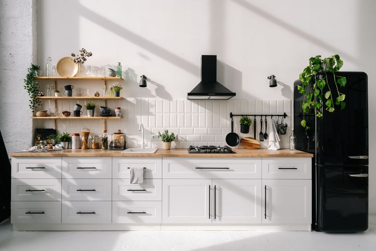 weiße Küche mit schwarzer Kühl-Gefrierkombination