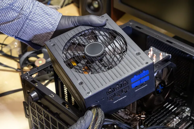 Ein Netzteil wird in ein bestehendes PC-System eingebaut.