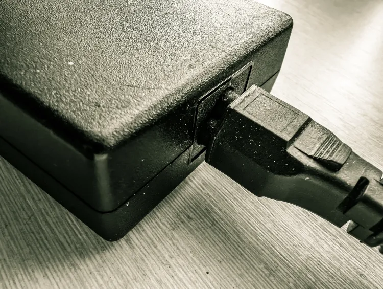 Ein Powerbrick liegt auf einem Schreibtisch.