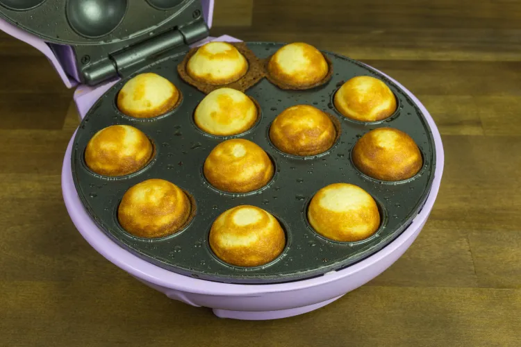 Cakepop Maker mit fertigen Cakepops gefüllt