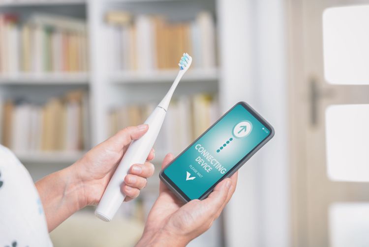 Elektrische Zahnbürste wird per App-Steuerung mit Smartphone verbunden