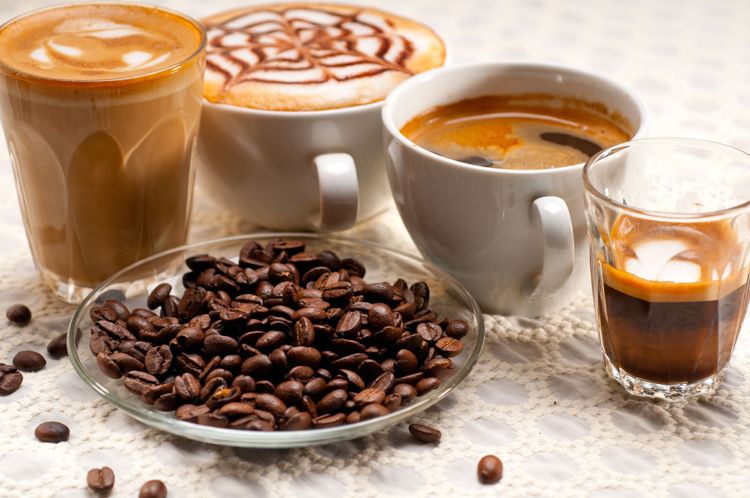 Mehrere Tassen und Gläser mit verschiedenen Kaffeespezialitäten