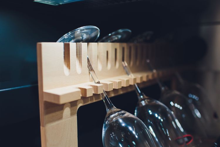 Weinglashalter für Weinkühlschrank mit Stielgläsern