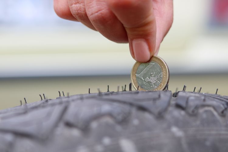 Reifenprofil mit Münze messen