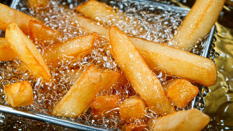 Pommes in Öl-Fritteuse