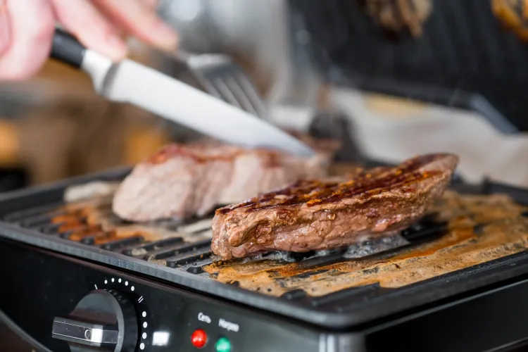 Kontaktgrill mit Steakfleisch
