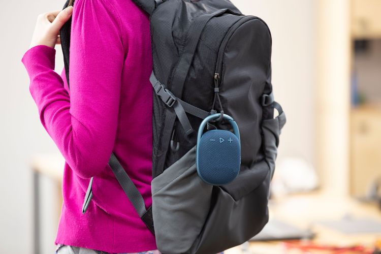 Bluetooth-Lautsprecher hängt an Rucksack