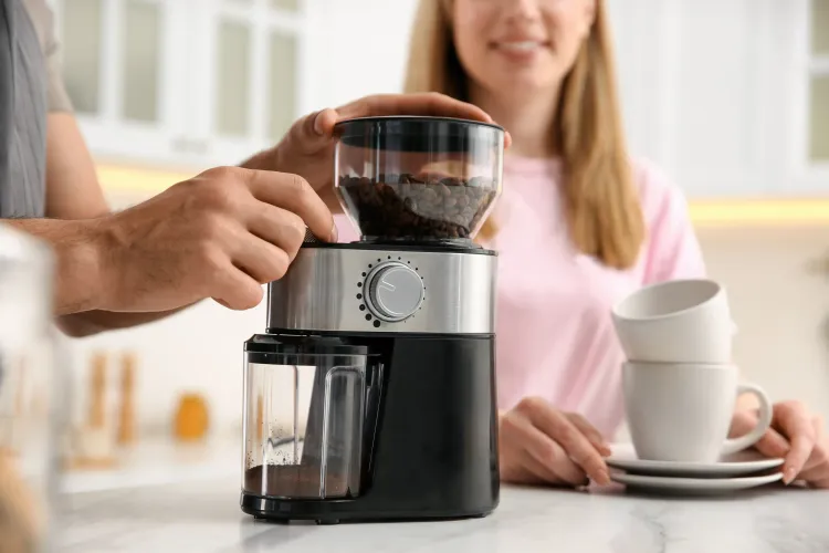 Hände bedienen Kaffeemühle