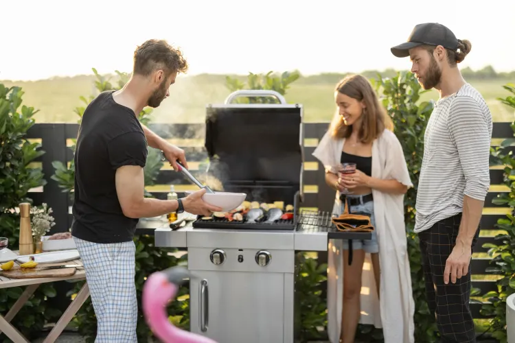 Mehrere Leute stehen rund um Grillwagen