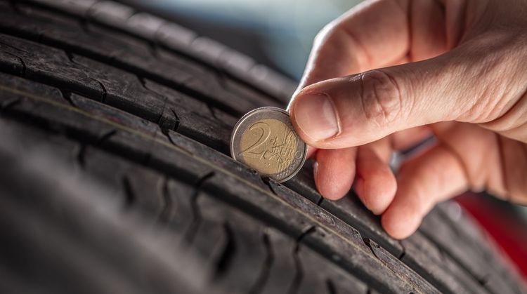 Reifenprofil messen mit 2-euro-Münze