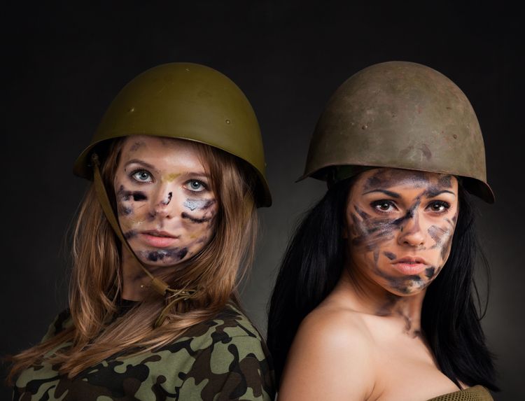 Frauen mit Tarnmuster im Gesicht