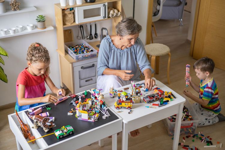 Kinder und Erwachsene spielen Lego