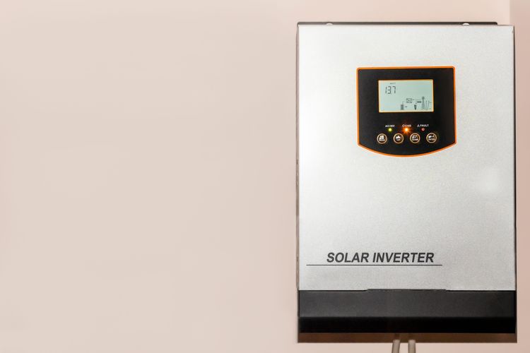 Solarwechselrichter vor beiger Wand