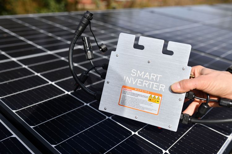 MPPT-Mikroinverter vor einer Solaranlage