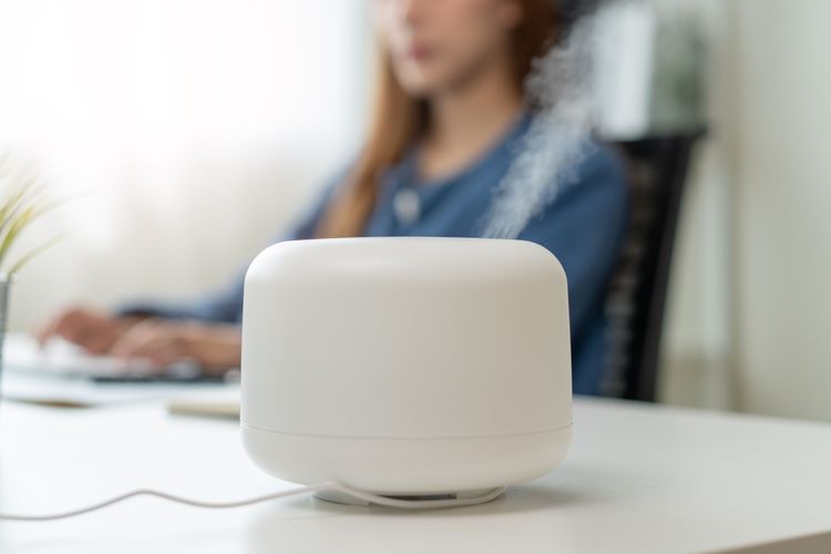 Luftbefeuchter auf Bürotisch