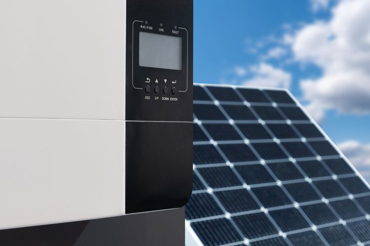Steuereinheit einer PV-Anlage vor einem Solarpaneel