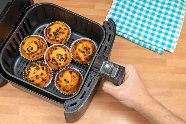 Heißfritteuse mit gebackenen Muffins 