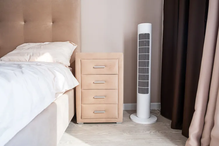 Turmventilator neben Bett