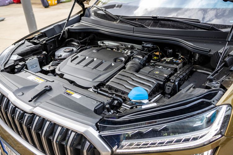 Motorraum eines SUV