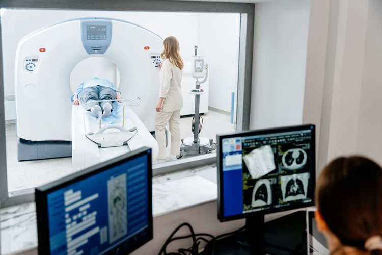 Radiologin begleitet Patienten zu einer Untersuchung.