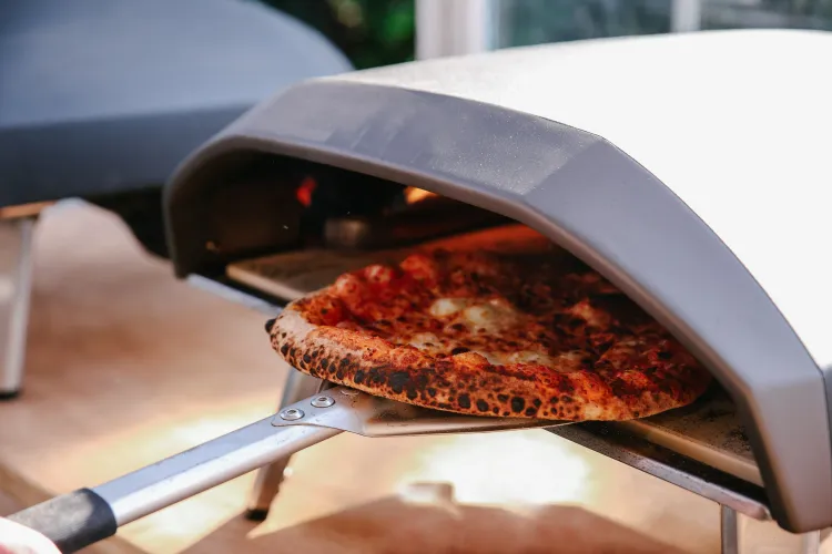 Pizza kommt aus Pizzagrill