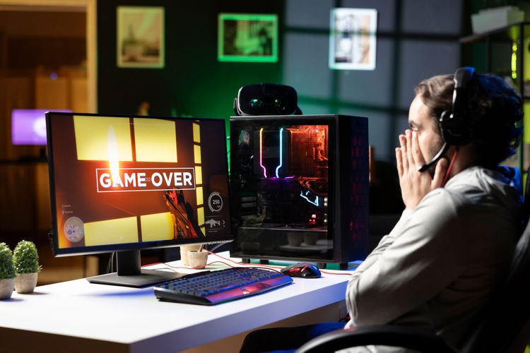 Junge Frau spielt ein Computerspiel, das überraschend abbricht.