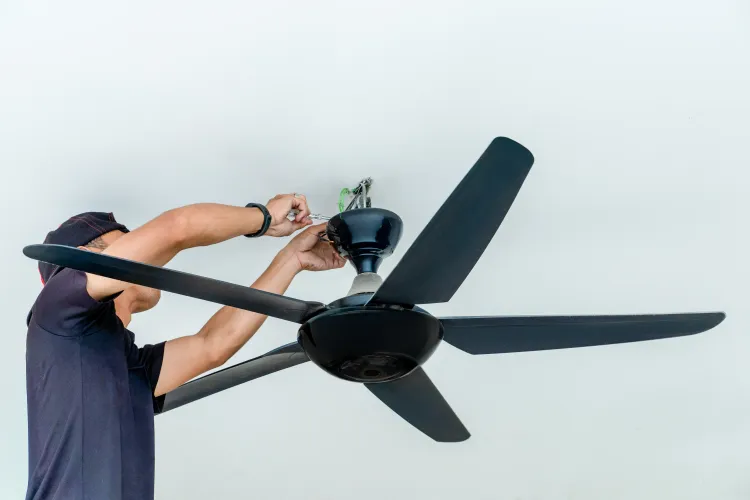 Deckenventilator mit Monteur