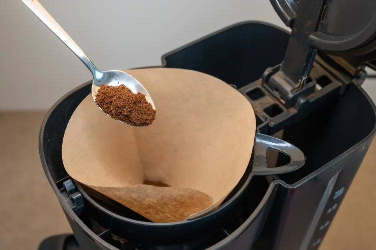 Kaffee wird in Filter einer Filtermaschine gefüllt