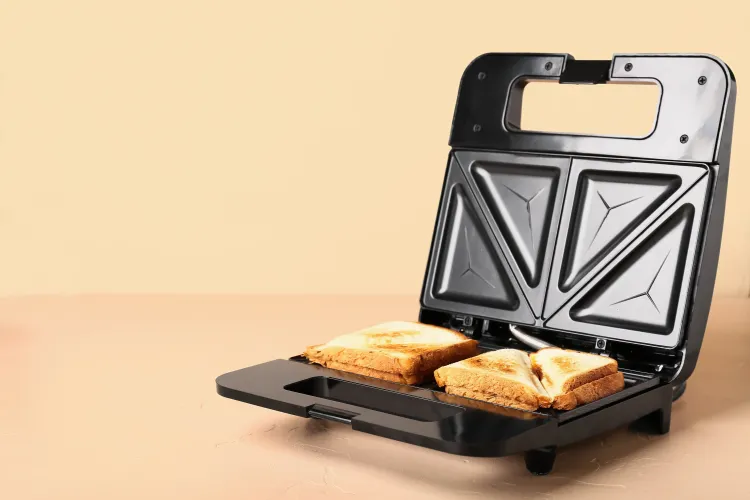 Offener Sandwich Maker mit Toasts belegt