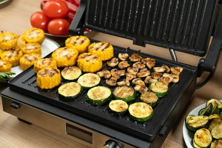 Offener Kontaktgrill mit Gemüse belegt