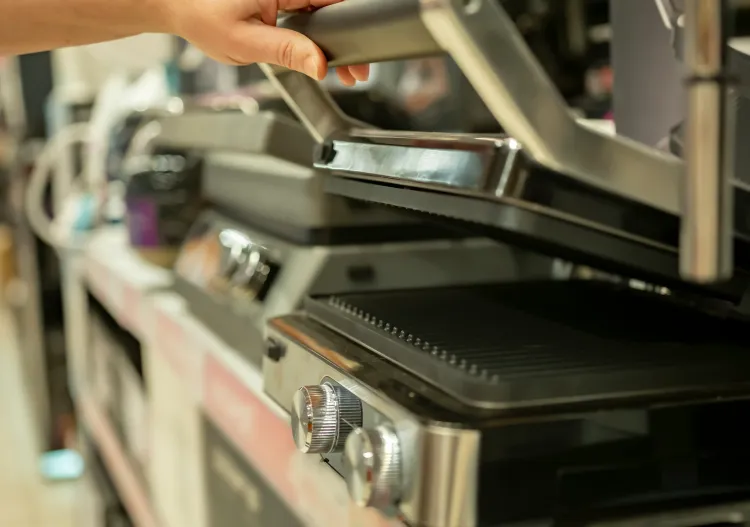 Kontaktgrill leicht geöffnet in Nahaufnahme