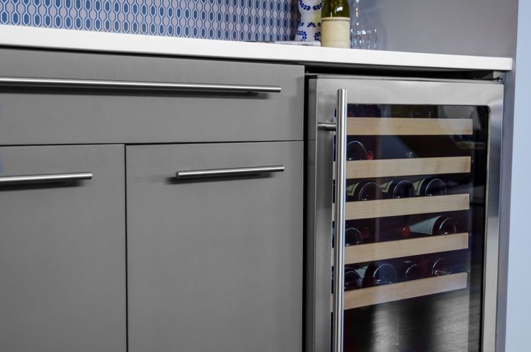 Unterbau-Weinkühlschrank in grauer Küchenzeile